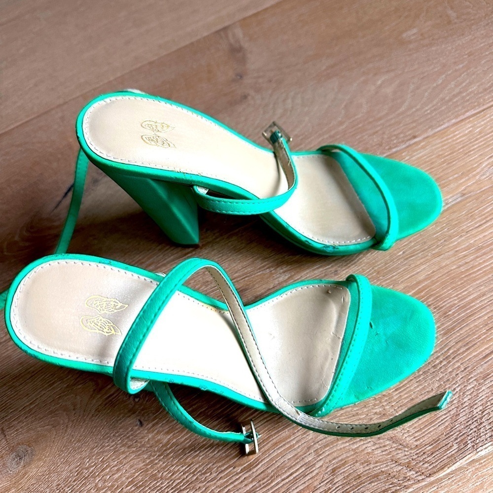 Victoria Secret block heel sandals. Heel height 4.5”. Size 6B. Minor scratches.